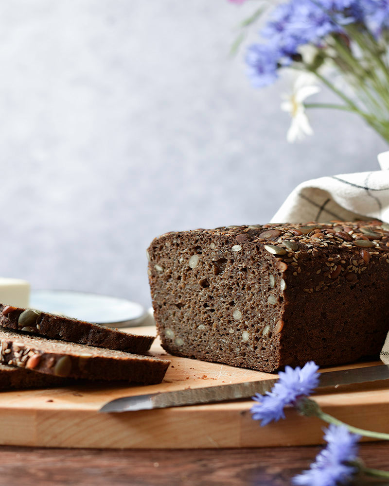 Siemenruisleipä viipaloituna leikkuulaudalla. 