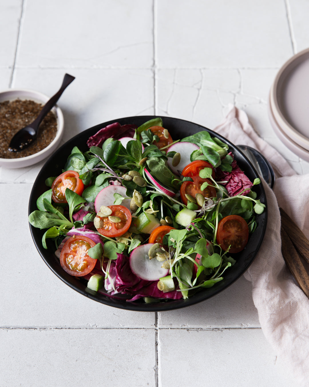 Viherversosalaattia tomaateilla lautasella. 