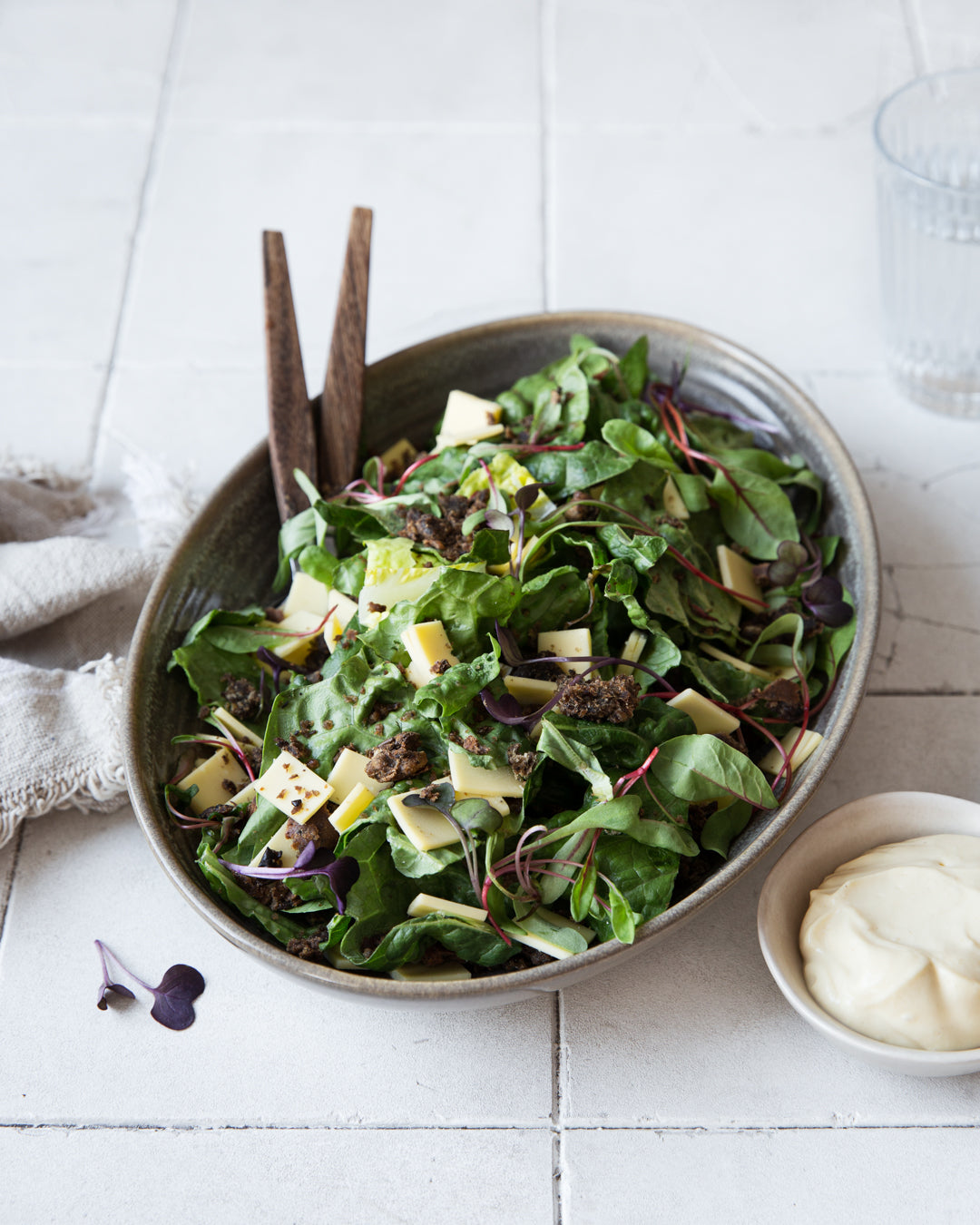 Caesar-salaattia Härkiksellä ja vegaanisella savujuustolla tarjoilulautasella.