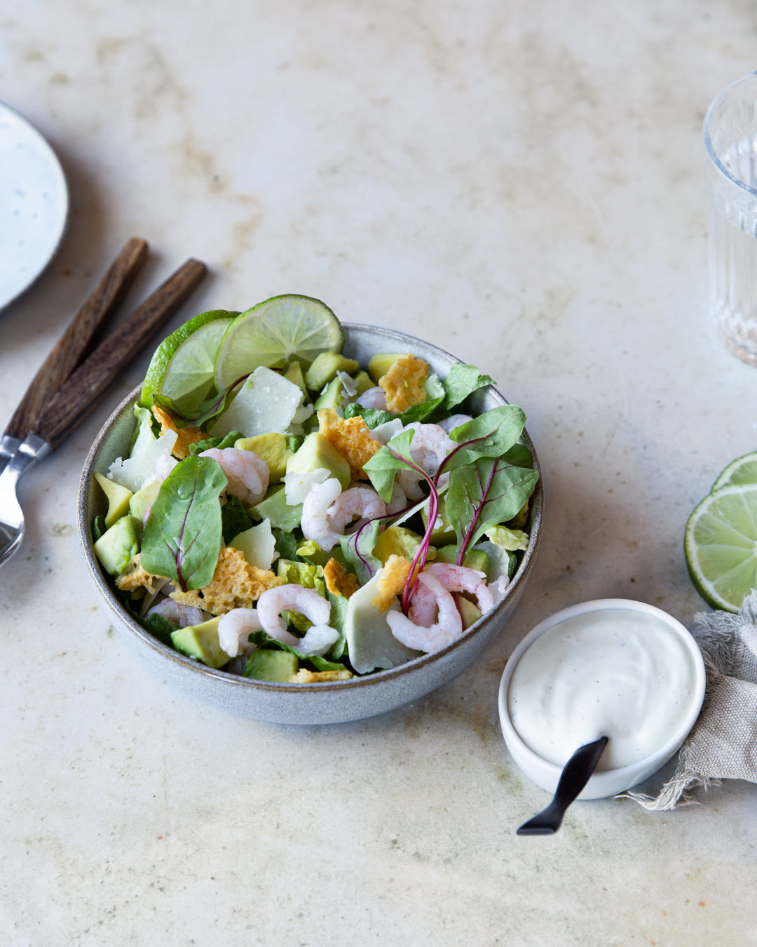 Kulhossa caesar-salaattia katkaravulla ja avocadolla. 