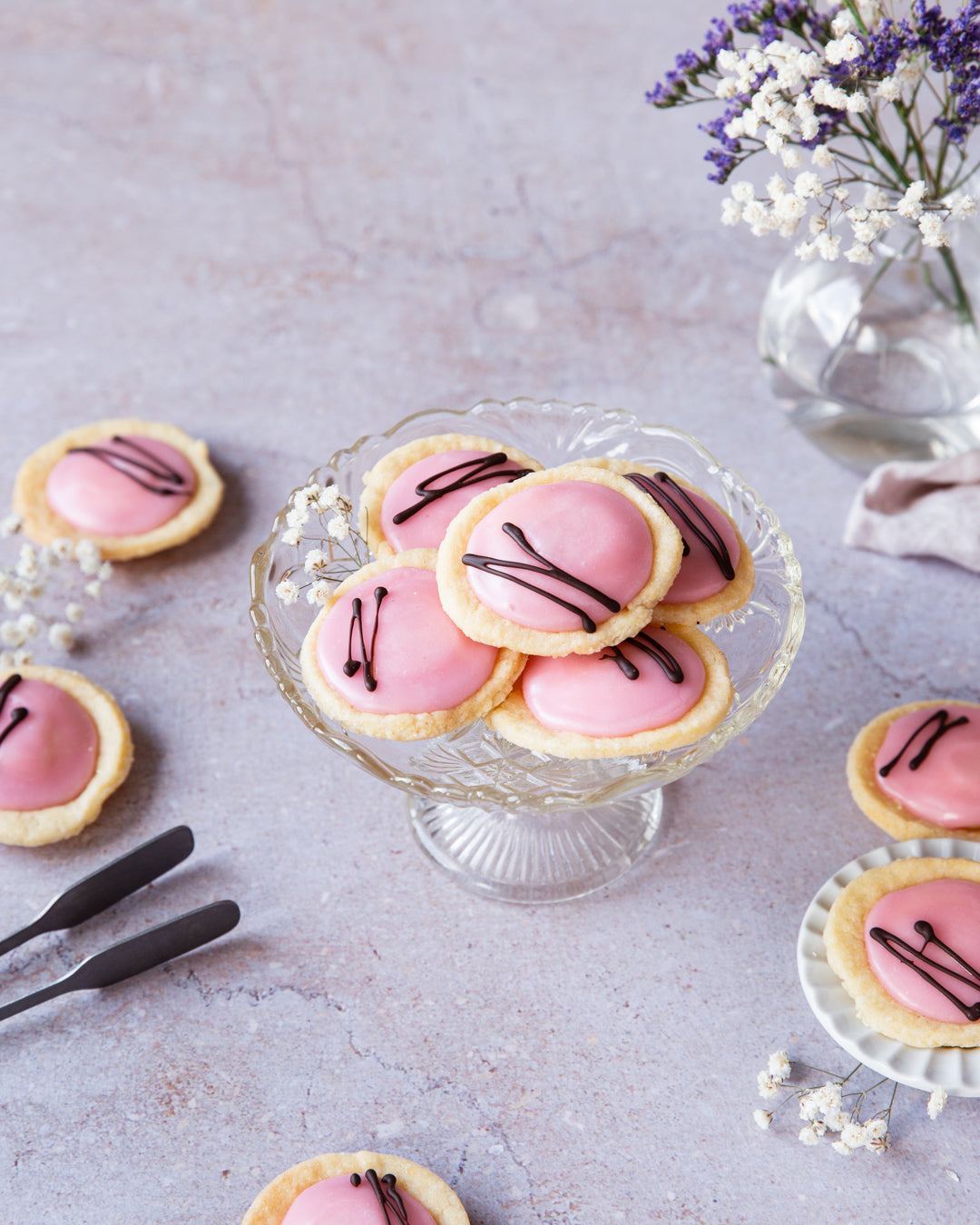 Bebe-leivoksia tarjoilulautasella. 