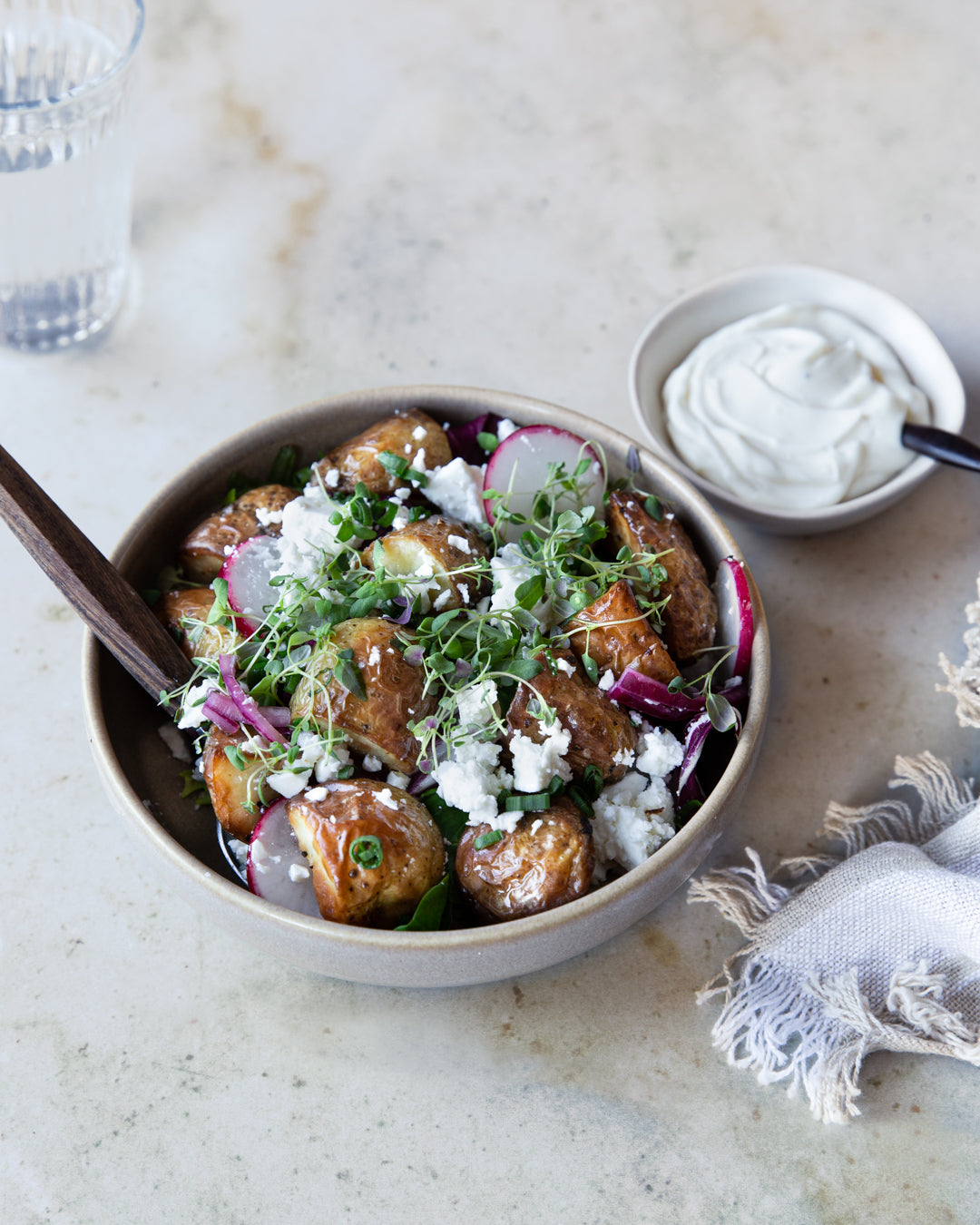 Feta-perunasalaattia ja limeaiolia tarjoilukulhossa. 