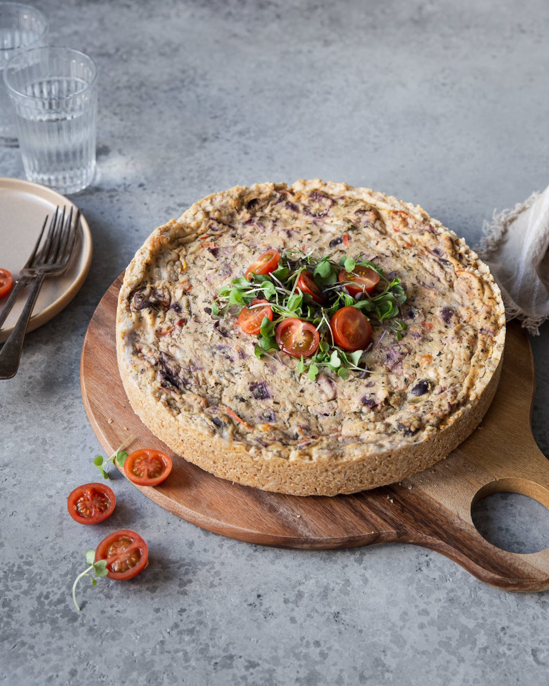 Välimerellinen vegaaninen fetapiirakka tarjoilulautasella. 