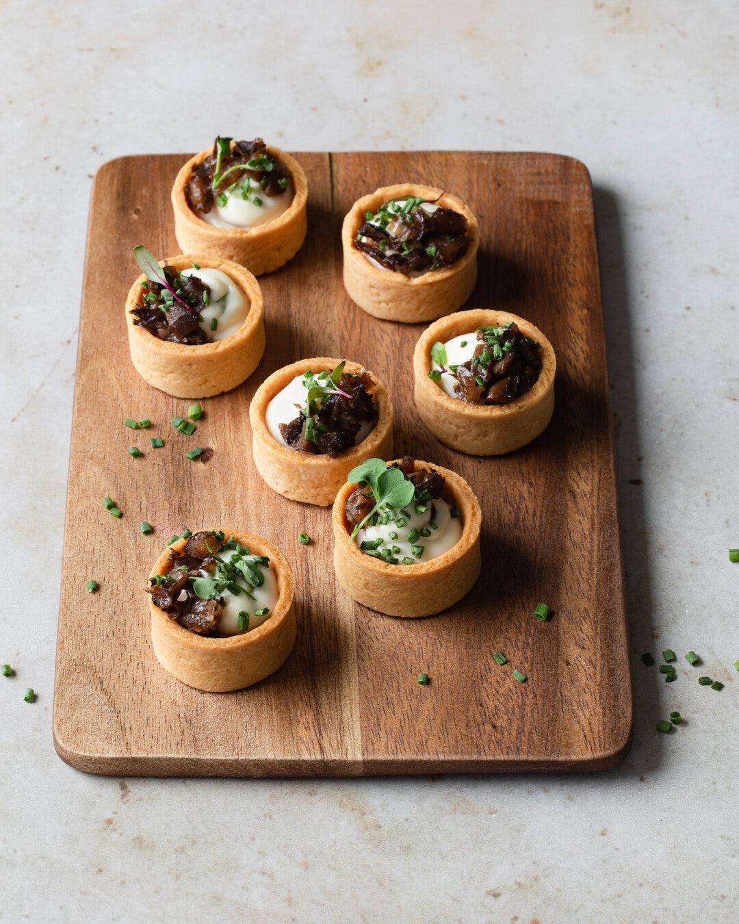 Cocktailpalat metsäsieniremouladella tarjoiluastialle aseteltuna.