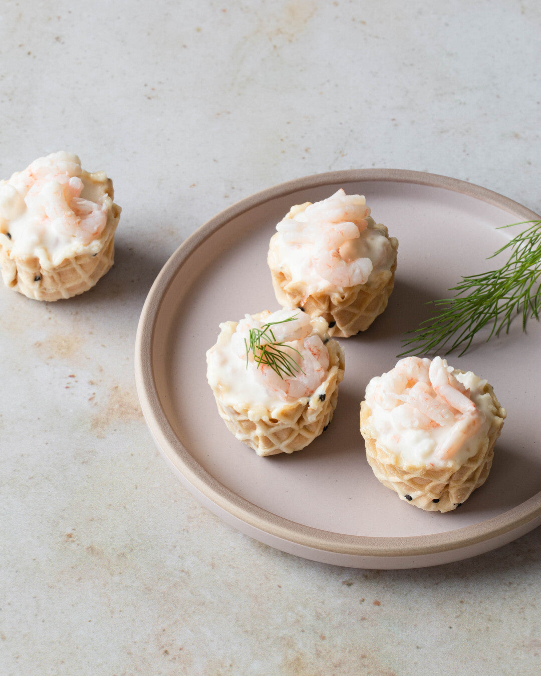 Katkarapuskagenia vohvelikorissa - cocktailpalat tarjoiluastialla.