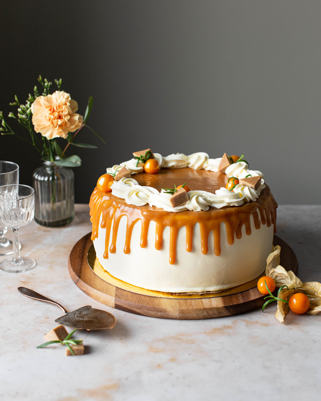 Kermainen kinuskikakku tarjoiluastialla.