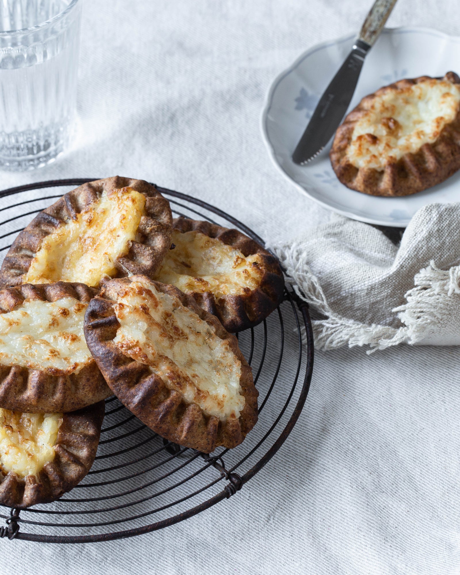 Rukiisia coctailriisipiirakoita tarjoiluastialla. 