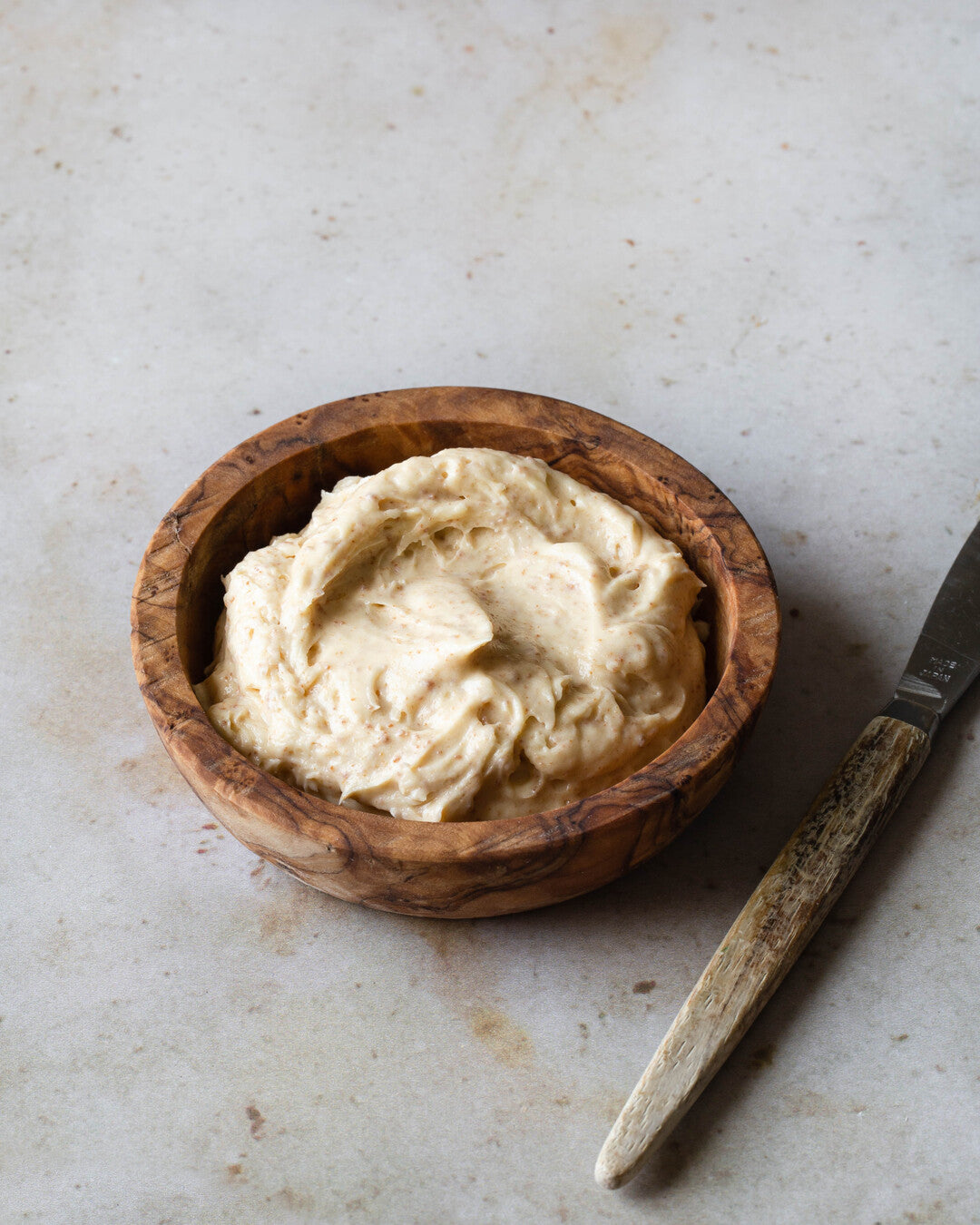 Vaahdotettua ja ruskistettua voita puisessa tarjoiluastiassa.