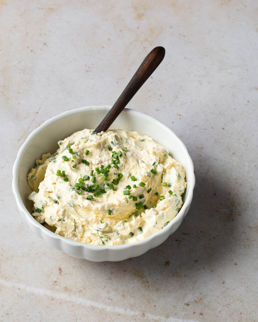 Munaton vegaaninen voi tarjoiluastiassa.