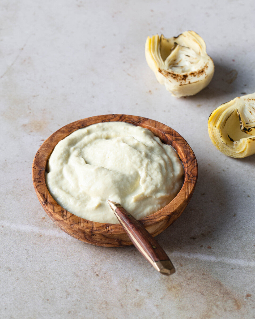 Tryffelinen artisokkalevite puisessa tarjoiluastiassa.