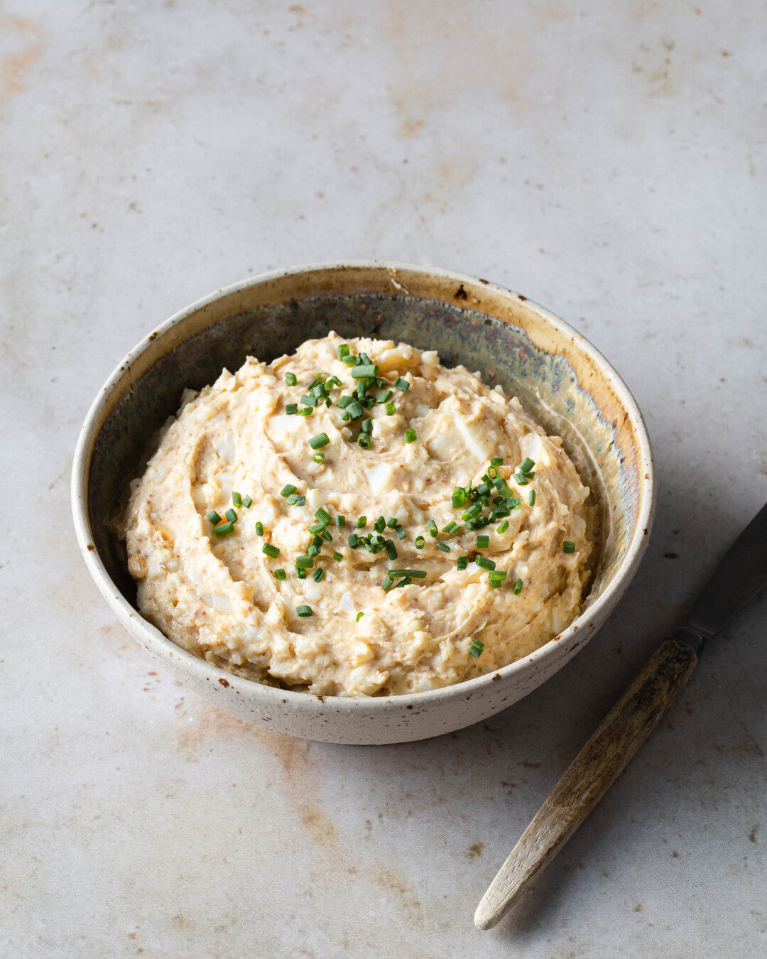 Ruskistettua ja vaahdotettua munavoita tarjoiluastiassa.