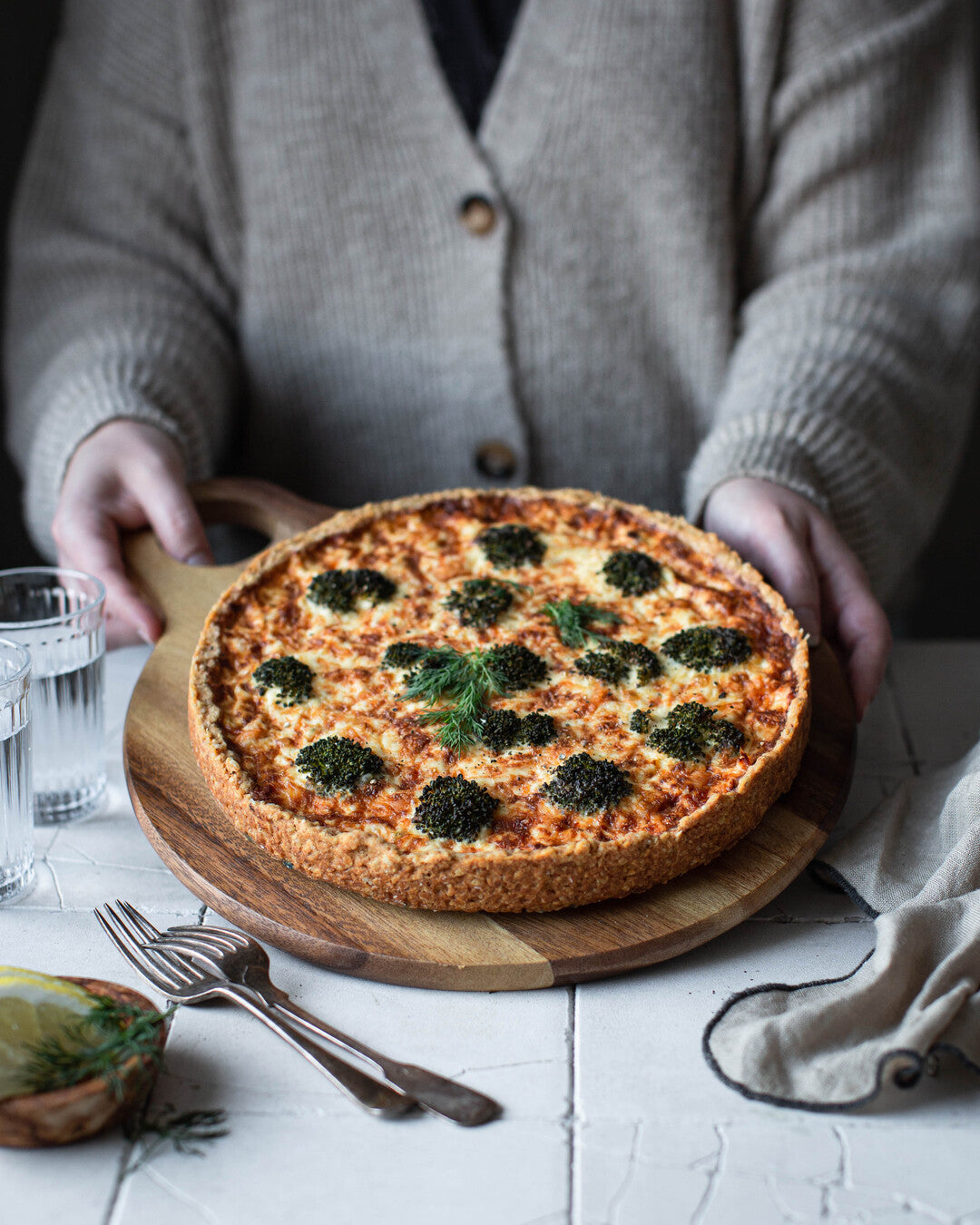 Lämminsavulohipiirakka tarjoiluastialla.