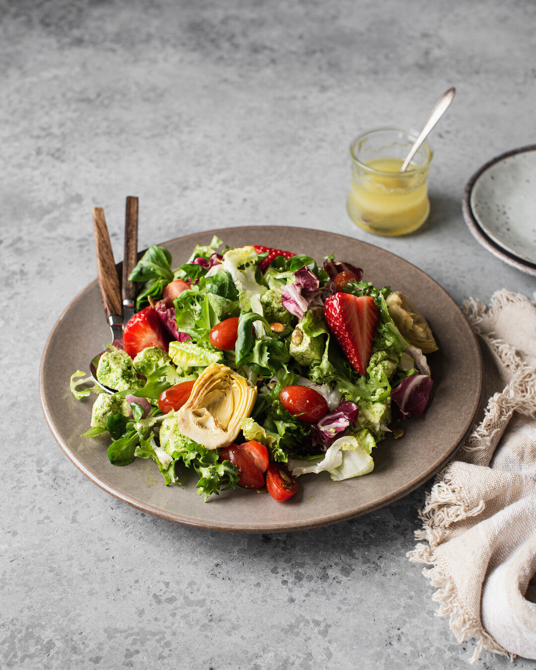 Mansikkaista Provencen salaattia ja yrttimarinoitua luomutofua tarjoiluastialla